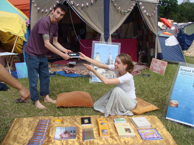  Lalita Madhava Prabhu and Rasamoy Pandita DD organise a book distribution and preaching initiative.